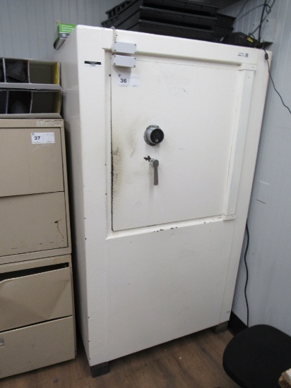1-DOOR SAFE WITH COMBINATION