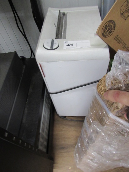DESTROYIT 2360CC PAPER SHREDDER - NEEDS SERVICE
