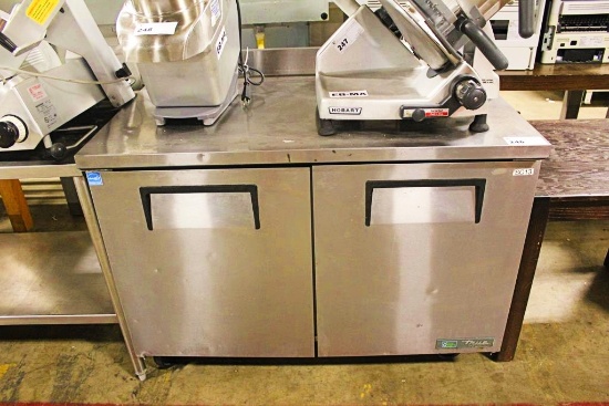 TRUE 4FT SELF CONTAINED 2-DOOR WORKTOP COOLER