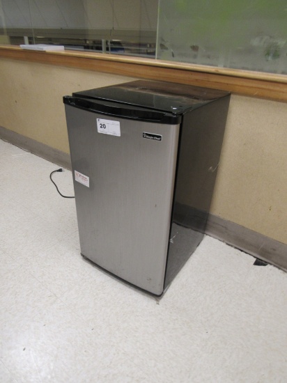 MAGIC CHEF REFRIGERATOR