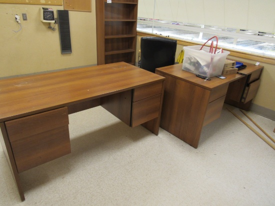 WOODEN OFFICE DESKS