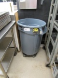 BRUTE TRASH CAN W/DOLLY