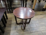 23-INCH ROUND DISPLAY TABLE
