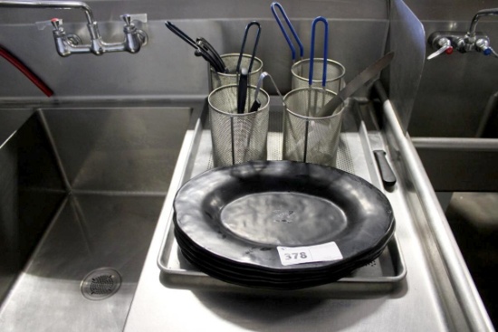 1 LOT - MISC LOT W/ PLATTERS, SHEET PAN, KITCHEN UTENSILS, & ROUND FRY BASKETS