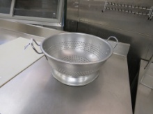 COLANDER WITH BASE
