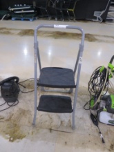 FRONT LINE STEP LADDER