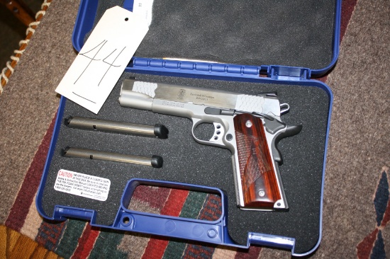 SMITH & WESSON 1911 E, 45 AUTO SEMI-AUTO PISTOL