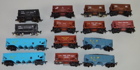 Grouping of 14 HO Train Cars
