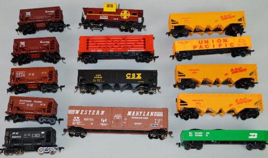 HO Train Grouping of 14 hoppers, caboose and box cars including Bachmann