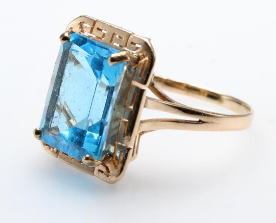 RING. SWISS BLUE TOPAZ. 14K YELLOW GOLD. GREEK KEY DESIGN