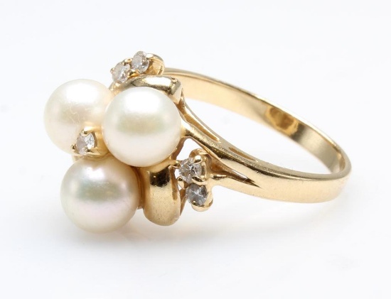 RING. PEARL AND DIAMOND. 14K YELLOW GOLD