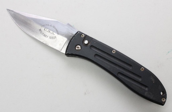 Smith & Wesson Model 1000 military push button auto knife.