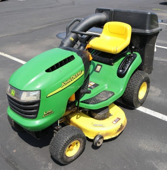 2004 John Deere L110 Automatic Lawn Tractor