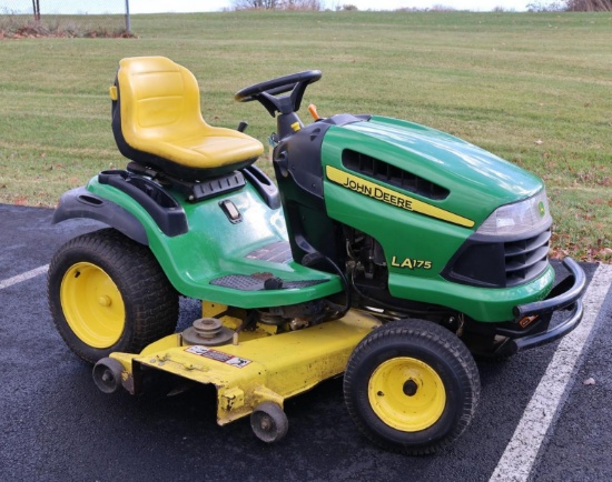 John Deere LA175 Riding Lawn Mower