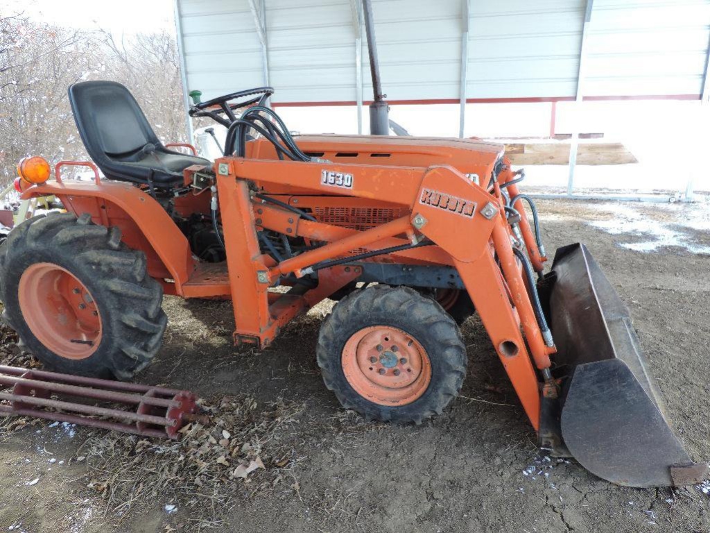 1985 Kubota B7200 4 wheel drive tractor with 1630 bucket. 7390 hours, SN B7200D6028
