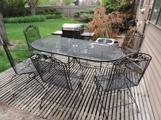 Black metal patio table with 6 chairs in excellent condition.