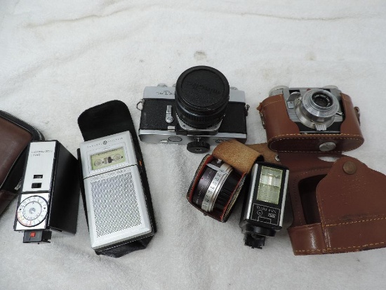 Vintage 35mm camera gear. Minolta SRT 201 camera, Kodak signet 35 and more lot.