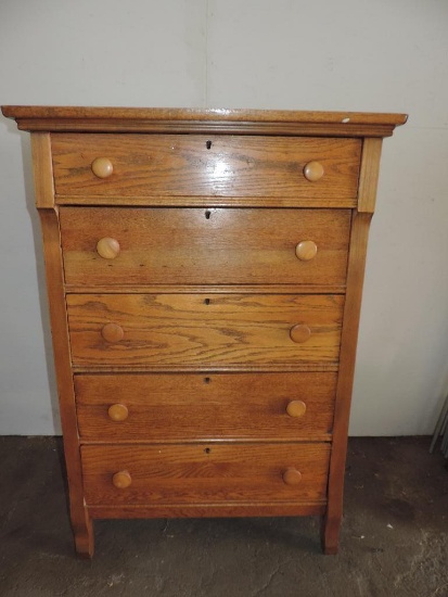 Antique oak 5 drawer dresser in good condition.