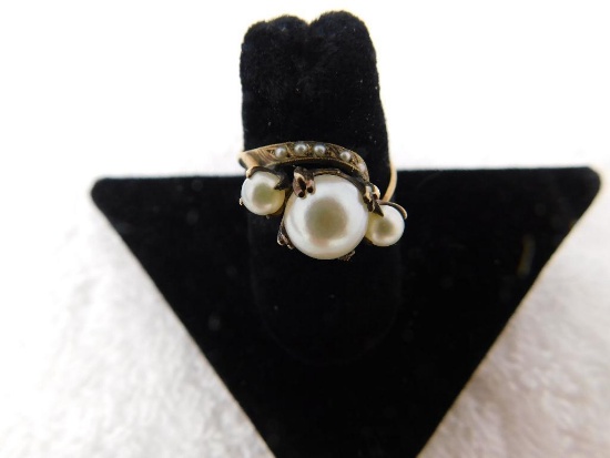 Ladies gold pearl ring