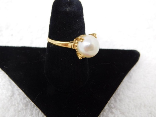 Ladies gold and pearl ring