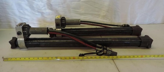 2 Heavy duty hydrolic rams.