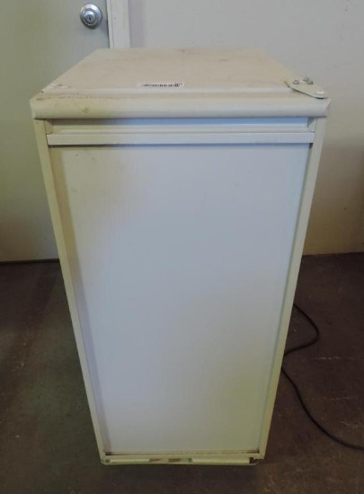 15x24x34"Uline automatic ice maker in good working condition.