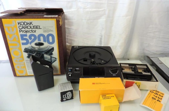 Kodak Corousel 5200 projector with box and accessories.