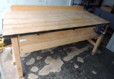 Workbench with vise in good condition.