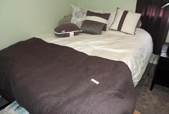 Queen size Sealy Posturepedic rexerve pillowtop matress.