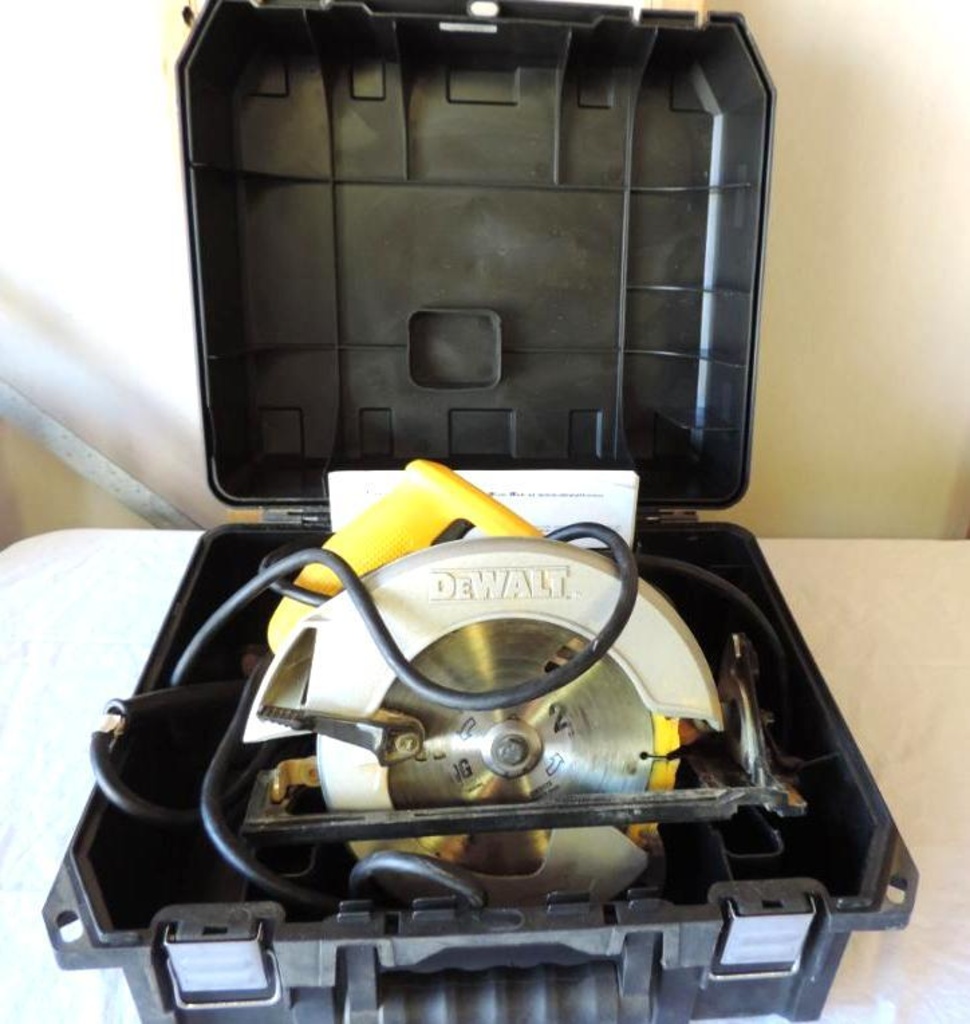 DeWalt DW369 circular saw with case 
