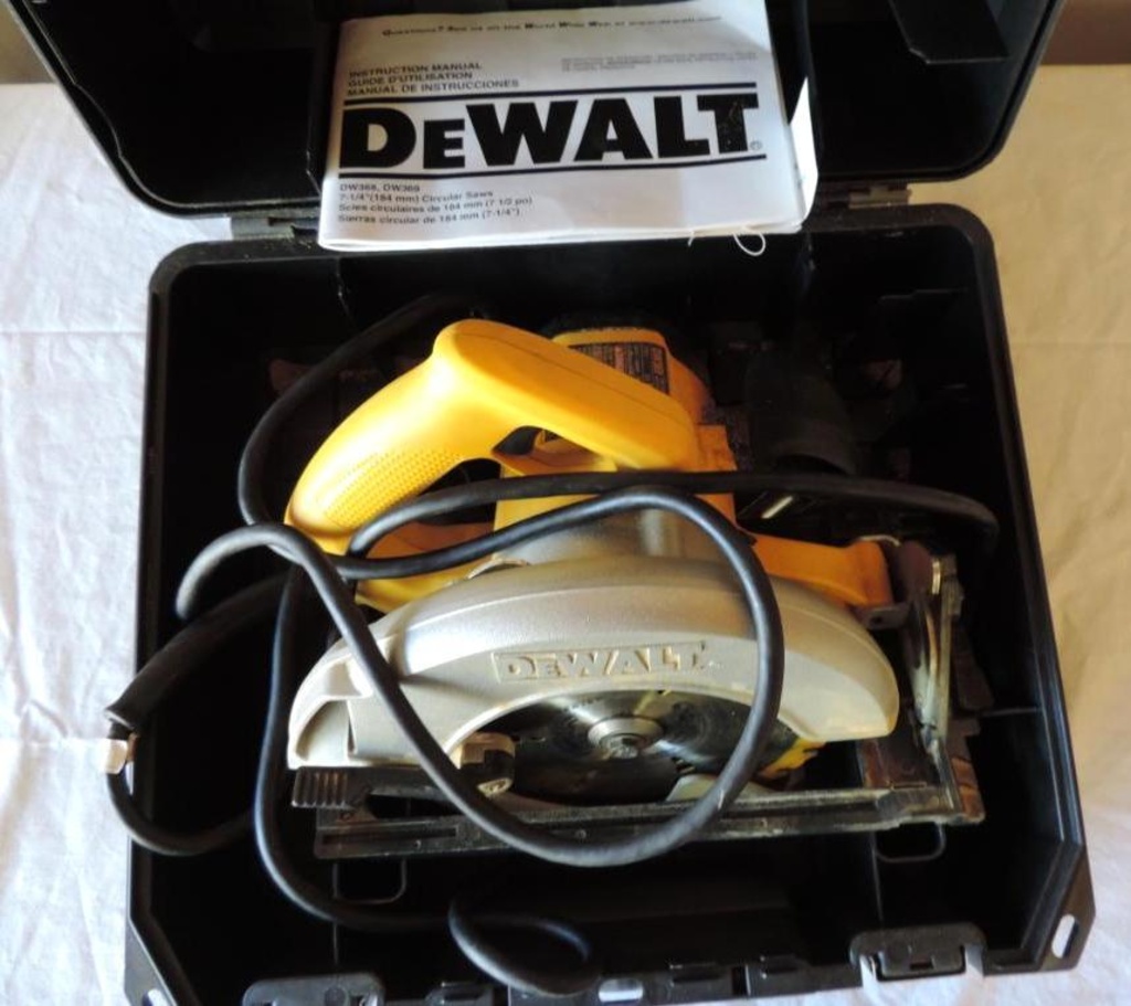 DeWalt DW369 circular saw with case 
