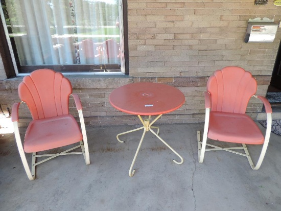 Vintage metal patio table with 2 chairs.