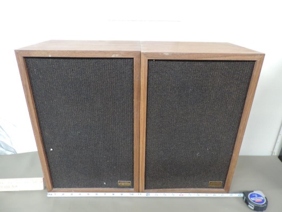 Vintage Realistic MC-1000 speakers.