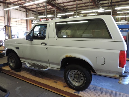 1995 Ford Bronco XLT 4x4.