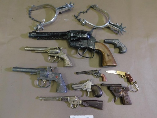 Western toy guns and Spurs