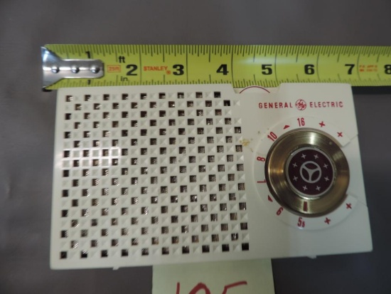 R105 GE transistor radio.