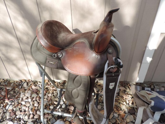 Big Horn Leather Saddle with Stand