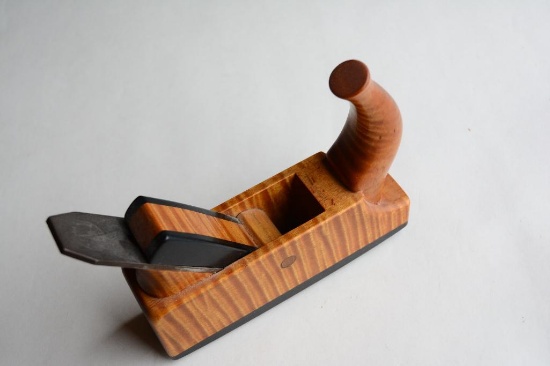 Wooden Horn plane., Curved base, Dimensions: L 6, 3/4, W 1 3/4