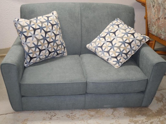 Flex Steel Upholstered Loveseat