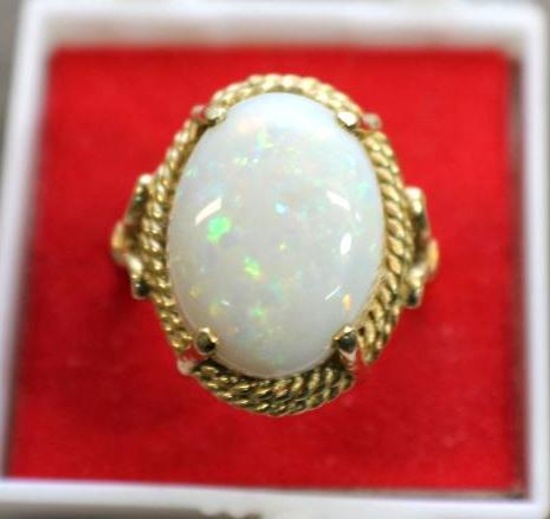 Excellent Large Opal set in 14 K Gold Ring