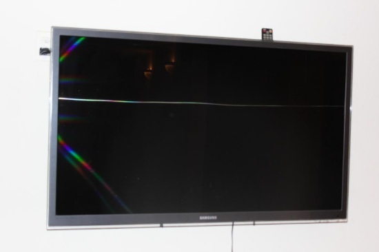 Samsung Flat Screen TV with Remote