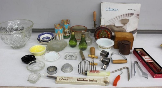 Mixed Classic Kitchen Goods Including Pyrex and Fire King Glass