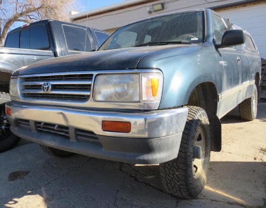 1995 Toyotas T-100 DX Pickup Truck