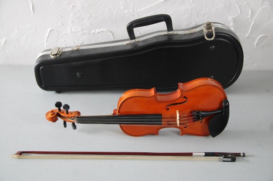 Excellent 1/4 Size Violin with Bow and Case