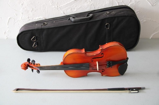 Suzuki 220 1/4 Size Violin with Bow in Case