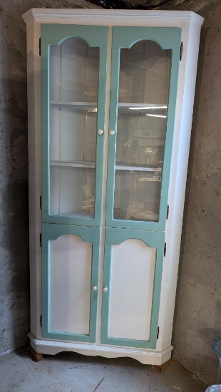 Corner Hutch