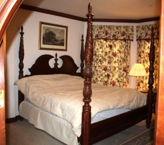 Gorgeous 3-Piece King Bedroom Set with Poster Bed Marked Vaughan Bassett