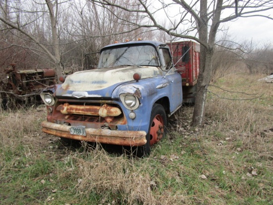 1957 CHEVROLET 6500 CONDITION UNKNOWN, BEEN SITTING FOR SEVERAL YEARS LOOK AT PHOTOS