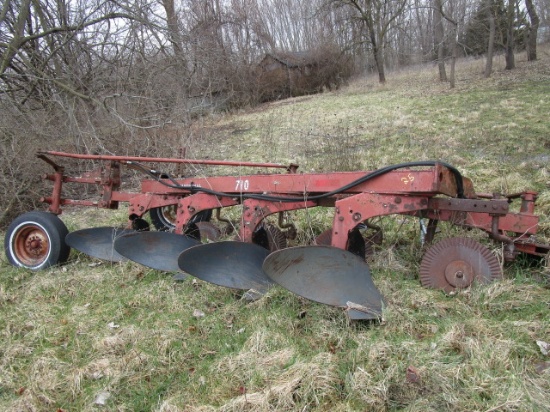 INTERNATIONAL 710 4 BOTTOM PLOW