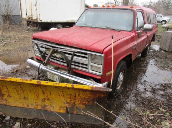 1986 CHEVROLET 3/4 TON, 4X4, WITH PLOW, ENGINE TURNS OVER, POOR MECHANICAL CONDITION